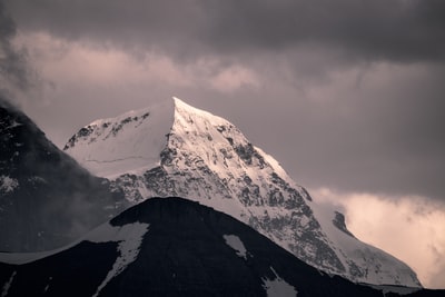 白昼白云雪山